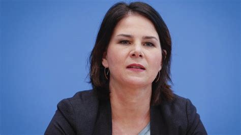 She is known for her. Grünen-Chefin Baerbock zur Corona-Krise: "Es kann so nicht weitergehen"