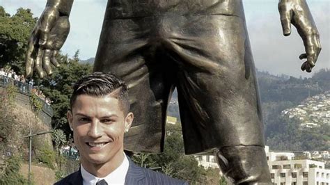 The cristiano ronaldo airport bust has made my whole week. Ronaldo Has A New Statue. And Something Is In Its Pocket ...