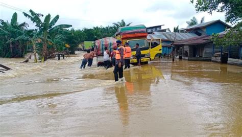 Satbrimob Aceh Bantu Masyarakat Terkena Musibah Banjir Di Beberapa Desa Kota Subulussalam