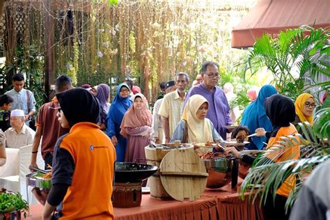 Restaurant de pauh garden restaurant serves wide variety of dishes for your friends and family. De Pauh Garden: De Pauh Garden Galeri