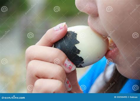 Mujer Que Come El Huevo Imagen De Archivo Imagen De Desayuno 33250495