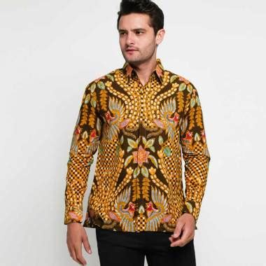 Bagian batik diletakkan pada bagian rok dan untuk atasannya digunakan baju hitam polos. 30+ Model Fashion Baju Batik Pria - Fashion Modern dan ...