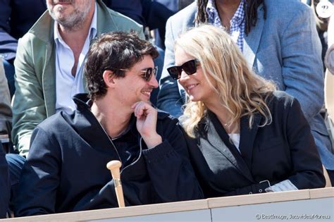 Niels Schneider Couple - Virginie Efira et Niels Schneider en couple à Roland-Garros le 8 juin
