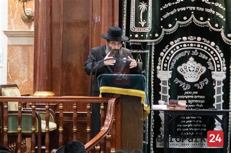 Photo Gallery Hagaon Rabbi Tzvi Meir Silberberg Giving A Shmooze In
