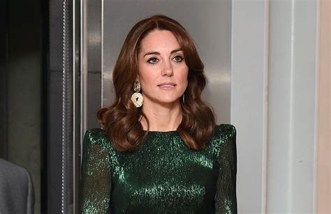 Kate Middleton Posa Para Un Retrato Real Con Un Vestido Verde Brillante