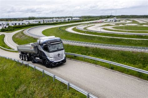 Daimler Trucks Begins Rigorous Testing Of Its Fuel Cell Truck Daimler