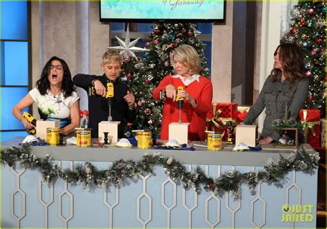 Photo Julia Roberts Co Hosts Ellen Makes Crafts With Martha Stewart 06