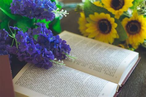 Libro Aperto Con I Fiori Su Una Tavola Di Legno Fotografia Stock