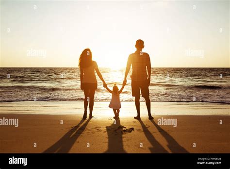 Familia De Padre Madre E Hija Sunset Mar Siluetas Fotografía De Stock