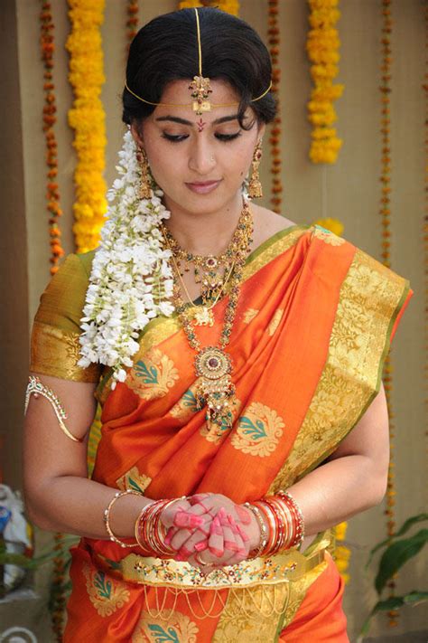 Anushka Shetty Sizzling Pic In Traditional Saree Glam Doll Anushka Shetty Hot Stylist And Sexy