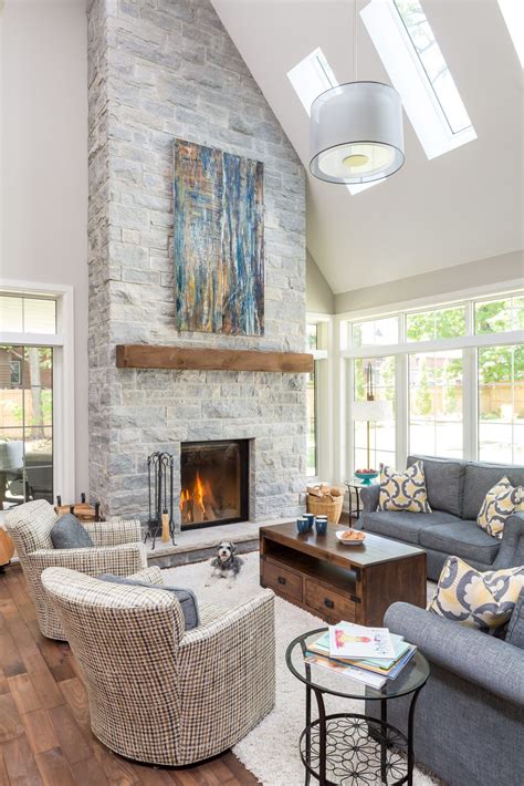 Bright Living Room With High Ceiling Vaultedceilingdecor This Radiant