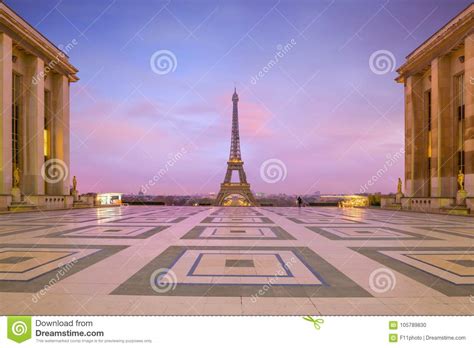 Eiffelturm Bei Sonnenaufgang Von Trocadero Brunnen In Paris Stockfoto