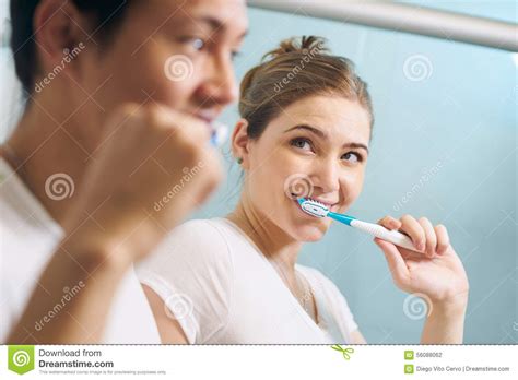 Het Paar Maakt De Tandenmens En Vrouw Samen In Badkamers Schoon Stock