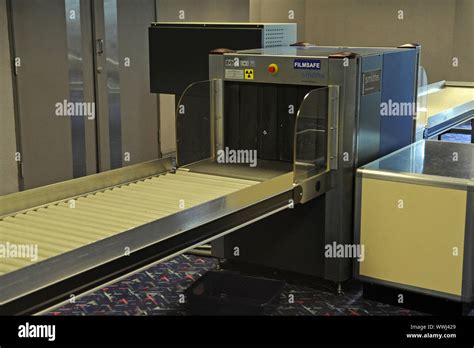 Máquina De Rayos X Para El Equipaje De Mano En Un Aeropuerto Fotografía