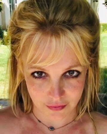 Britney Spears Shocks Her Fans By Posing Topless