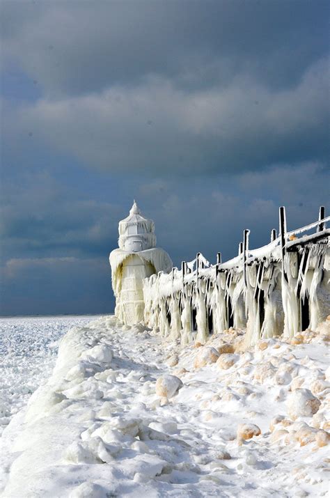 Mesmerizing Pictures Of Frozen Lake Michigan Shattered Into Millions Of