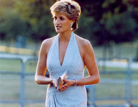 The Story Behind The Picture Why Diana Always Wore A Clutch Bag