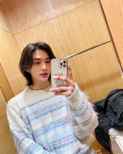≫ Hyunjin In 2021 Stray Mirror Selfie Kids