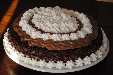 C'è addirittura chi ha chiesto il bis e me l'ha commissionata per un'altra occasione. L'angolo del goloso: pan di spagna con crema al cioccolato ...