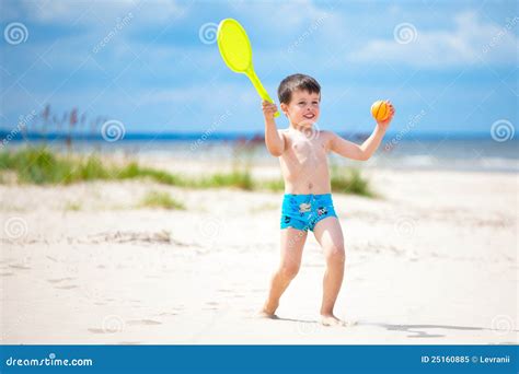 Rapaz Pequeno Feliz Que Joga Na Praia Tropical Imagem De Stock Imagem