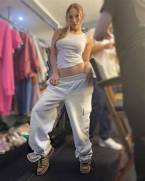 Jennifer Lopez Sexy In A Low Sweatpants 2 Photos The Fappening