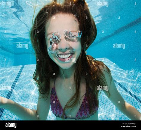 Underwater view teenage girl swimming fotografías e imágenes de alta resolución Página Alamy