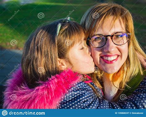 Poco Hija Que Abraza Y Que Besa A Su Madre Momentos Bonitos De La