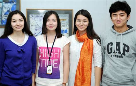 キルギス人女性は日本人女性と顔が似ていることもあり、 日本人男性が好むようなかわいいタイプの女性が多い。 キルギス人女性の顔は、くっきりとした目鼻が特徴。 目の色も日本人と同じで黒い色をしている。 自分もネットでキルギス人の女性の顔を. キルギスとは少し違う、中央アジア（カザフスタン人）の美女 ...