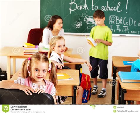 Kinder Im Klassenzimmer Nahe Tafel Stockfoto Bild Von Frau Rückseite 34069846