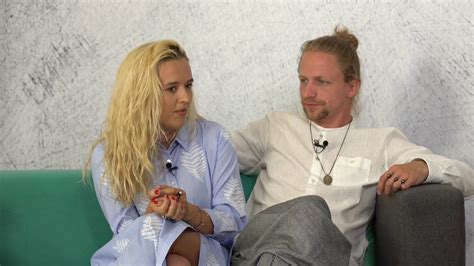 Tamara klusová je známá jako žena tomáše kluse a tzv matka pluku, zvládla porodit tři děti během pěti let, což je uctyhodný výkon, bohužel se to začíná podepisovat na jejím vzhledu! LOLO TŘÍDA - Tomáš Klus a Tamara Klusová - YouTube