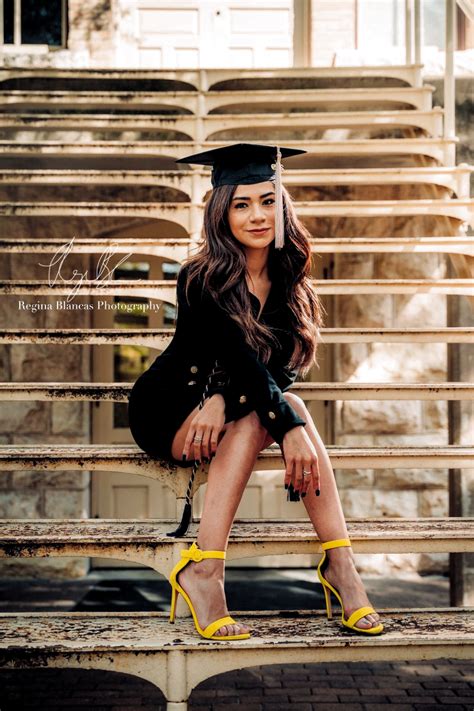 Pin By Anne Montano On College Graduation Pictures Grad Photoshoot Girl Graduation Pictures