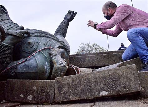 En medio de una marcha que se realizaba en rechazo al asesinato contra líderes sociales, y hechos de violencia, un grupo de indígenas del pueblo misak derribó la estatua del conquistador español sebastián de belalcázar, en el sector de el morro de tulcán, en popayán. Derriban una estatua erigida por Victorio Macho en Popayán ...