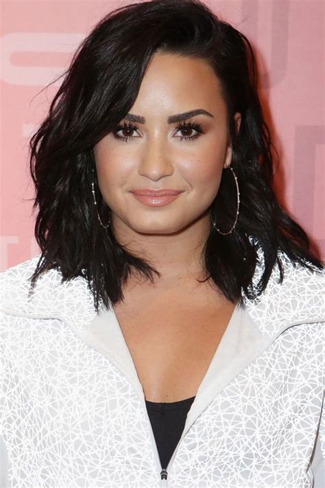 Die haare links am kopf abrasiert, der rest über den kopf gestylt. Demi Lovato: Extra-Fett? Na und! | Demi lovato kurze haare ...