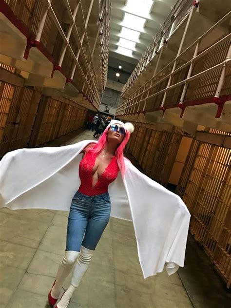 vicky xipolitakis se sacó fotos provocativas en la cárcel de alcatraz infobae