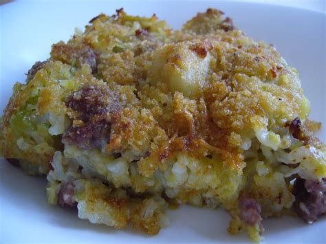 La pasta verza e salsiccia è un primo piatto gustoso, con aggiunta di formaggio caprino: Profumo in Cucina: Riso al forno con verza, salsiccia e ...