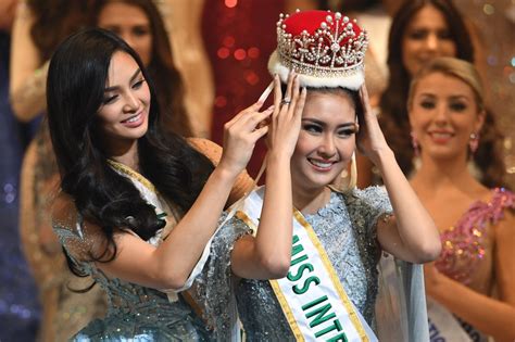 Kylie Hands Crown To Miss Indonesia Abs Cbn News