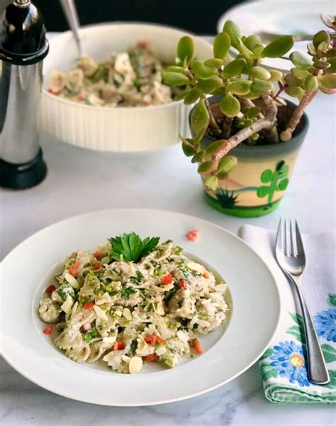 Finish with parsley and voila! Pasta salad with farfalle, Greek yoghurt and chicken ...