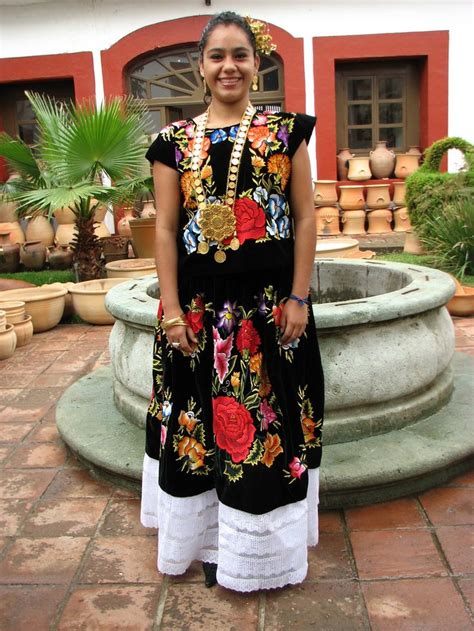 Traje típico de Juchitán Oaxaca México Mexican women Beautiful mexican women Fashion