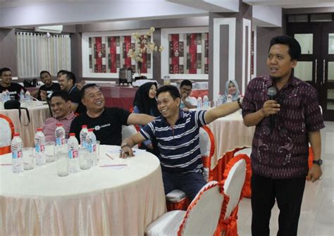 Teori komunikasi interpersonal menurut devito (1997), ada lima aspek efektivitas komunikasi interpersonal, yaitu: Komunikasi Efektif & Hubungan Interpersonal - PelatihanSDM ...