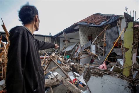 At Least 162 Dead After Strong Quake Topples Houses In Indonesias Java