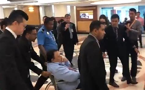 Malaysia bersih bersama yb eddin syazlee shith, timbalan menteri komunikasi dan. Dewan Rakyat ditangguh sementara, timbalan menteri rebah ...