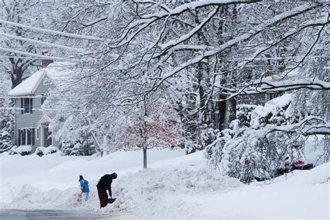 Flights Canceled Roads Hazardous As Winter Storm Pummels New England