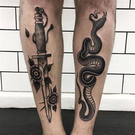 Snake tattoos are perennial favorites because they're sinuous, sexy, and symbolic. Tatuaż Wąż Old School Noga Sztylet przez Parliament Tattoo