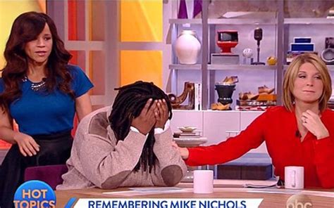 Whoopi Goldberg Chora Ao Anunciar Morte De Mike Nichols Na Tv Quem