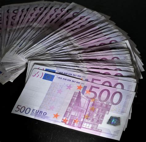 Dem schneider kamen die 1000 euro gerade recht, denn diesen betrag wollte der anstreicher von ihm, um seine wohnung neu auszumalen. 500-Euro-Schein: Banknoten-Aus kostet eine halbe Milliarde ...
