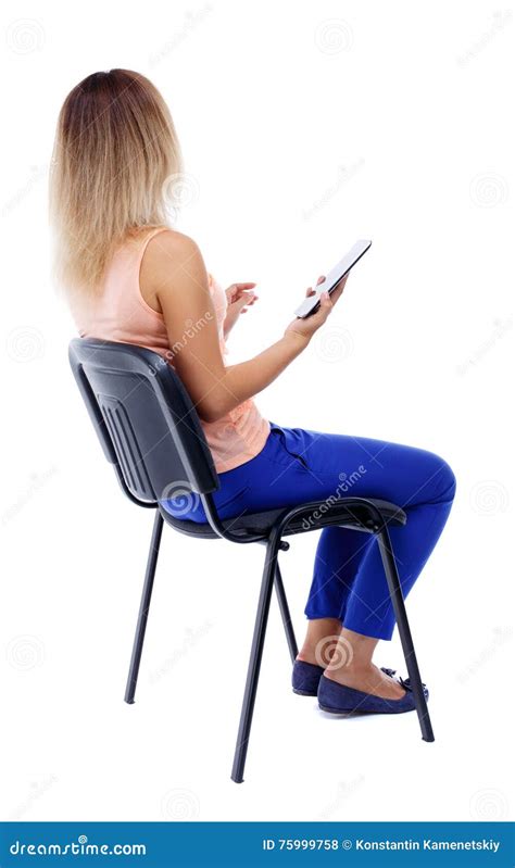Hintere Ansicht Der Frau Sitzend Auf Stuhl Und Blicken Am Schirm Stockfoto Bild Von Person