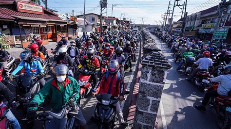 «day 6 of ecq in metro manila. Images: Riders flood ECQ checkpoint at Cavite-Manila border