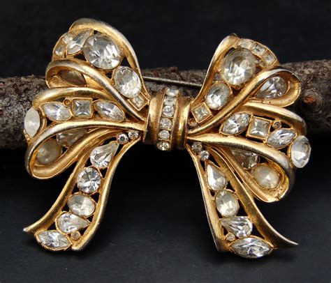 Large Vintage Rhinestone And Gold Tone Bow Brooch Etsy Vintage