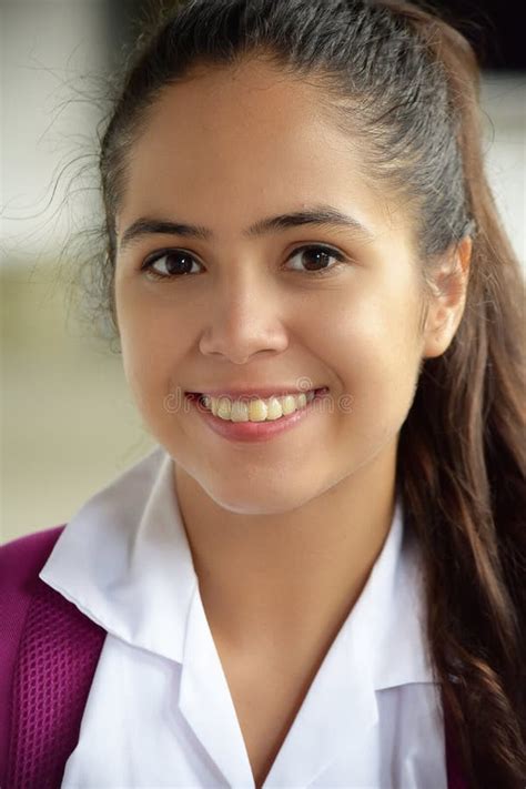 Uniforme Scolaire Colombien Catholique De Teenager Smiling Wearing Détudiant Photo Stock