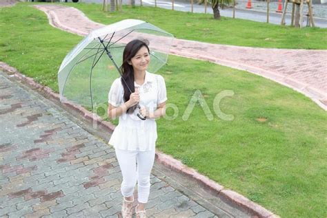傘を差し散歩を楽しむ女性 no 4227260｜写真素材なら「写真ac」無料（フリー）ダウンロードok